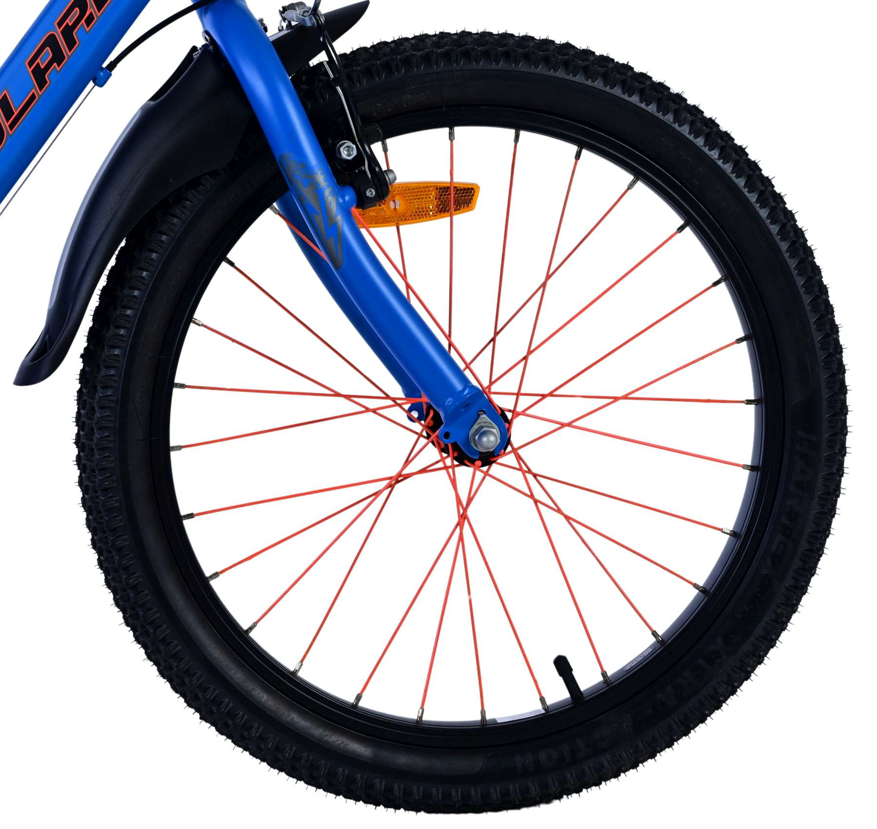 Nahaufnahme eines blauen Fahrradrads. Schwarzer Reifen und rote Speichen. Blauer Rahmen und Kotflügel.