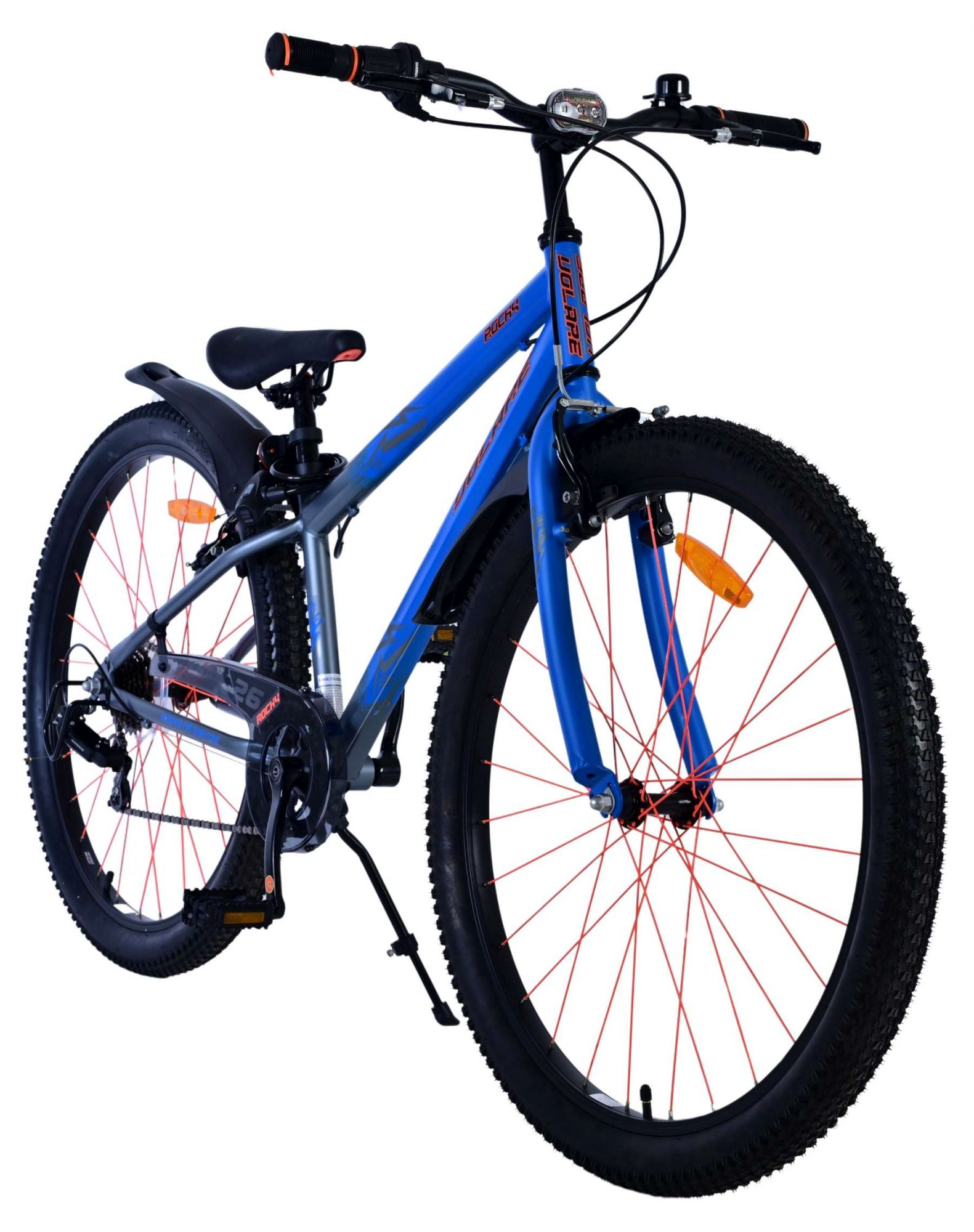Bicicleta de montaña azul con neumáticos negros sobre fondo blanco.