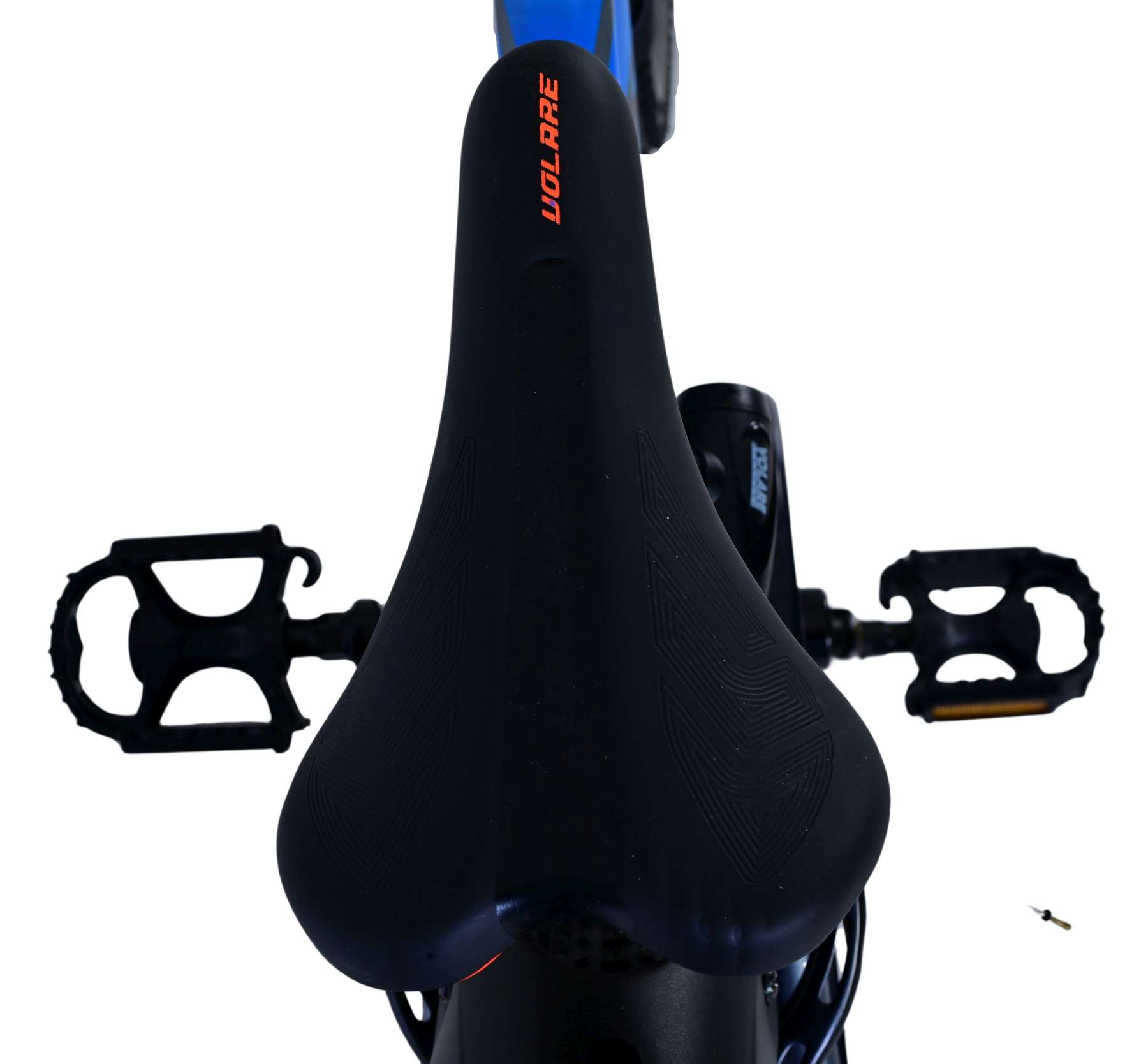 Schwarzer Fahrradsattel. Der Markenname 'VOLARE' steht auf dem Sattel. Schwarze Pedale sind sichtbar.