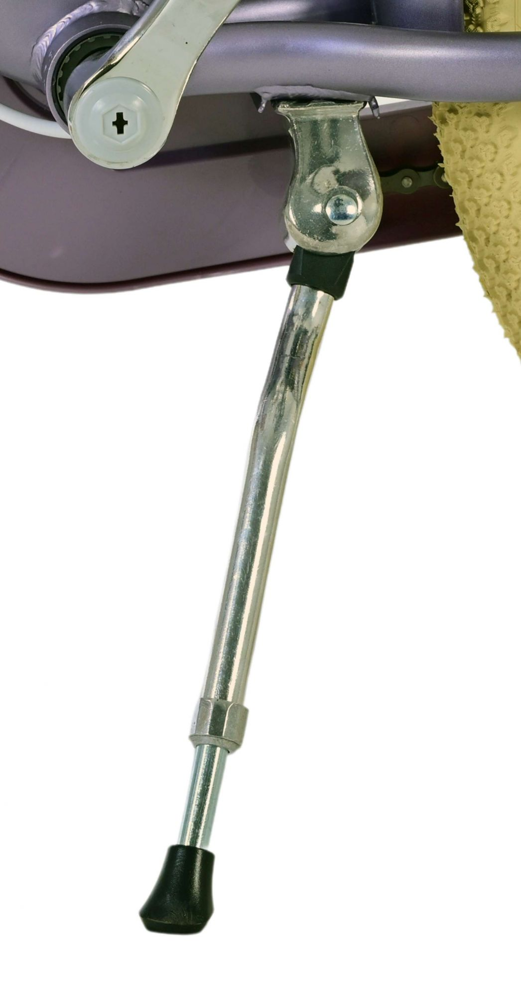 Nahaufnahme eines silbernen Fahrradständers mit einem schwarzen Gummifuß. Der Fahrradrahmen ist lila.