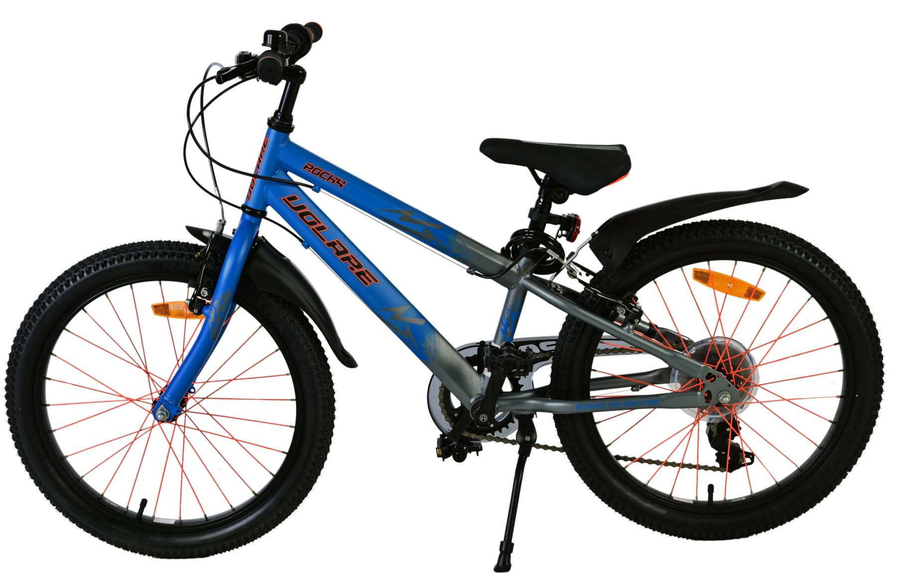 Blau-silbernes Fahrrad. Fahrrad mit blauem Rahmen, schwarzen Reifen und orangefarbenen Akzenten.