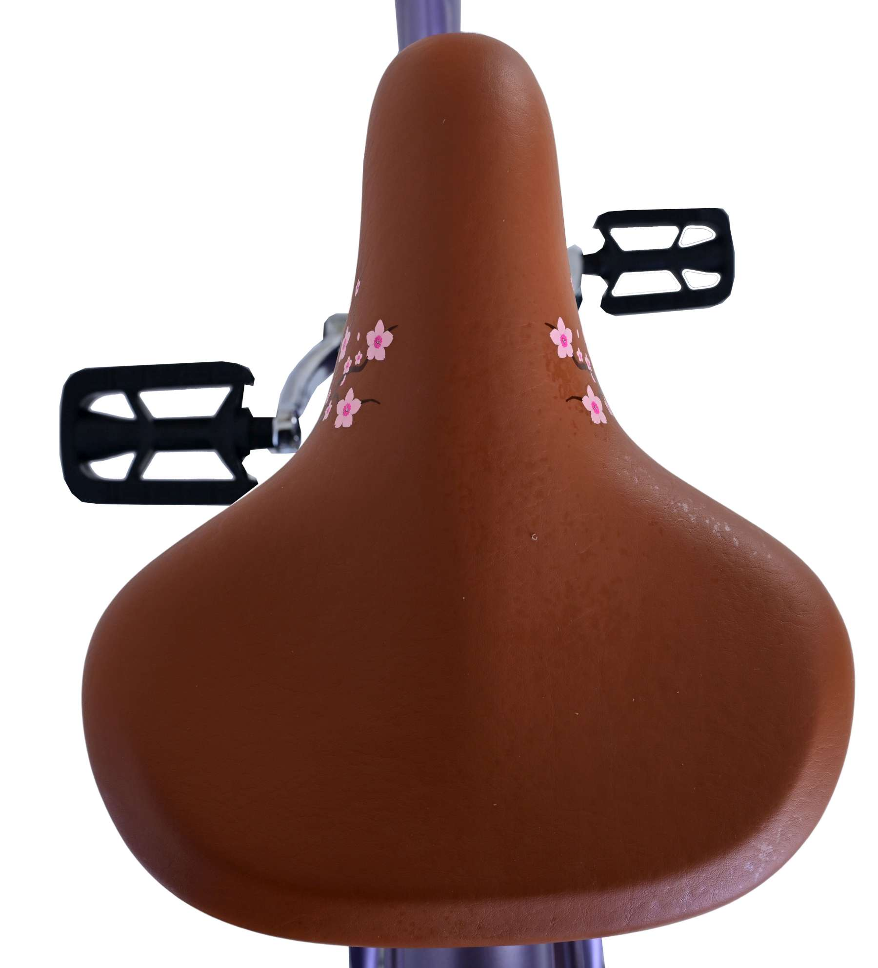 Brauner Fahrradsattel mit rosa Blumenschmuck. Schwarze Pedale sichtbar. Weißer Hintergrund.