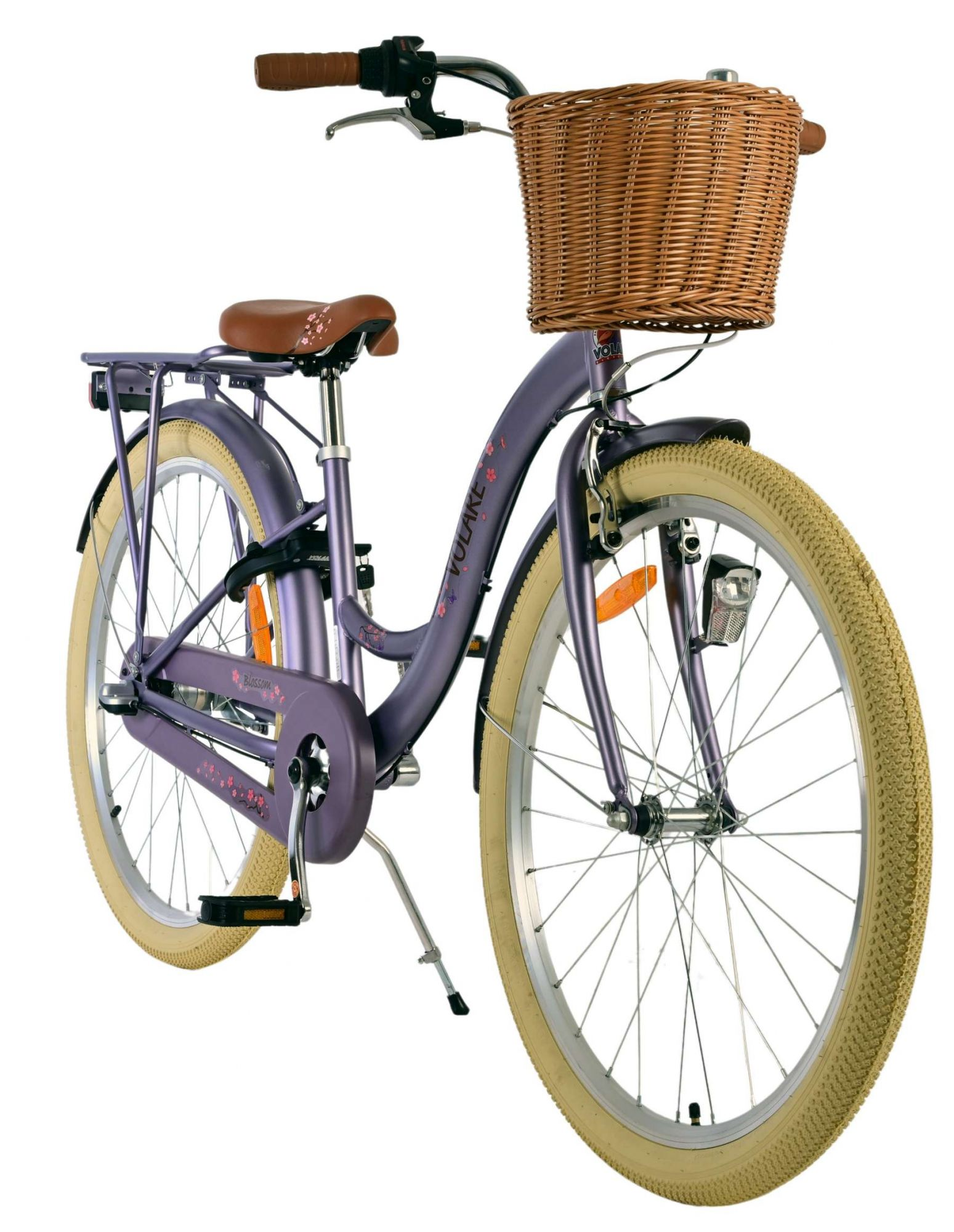 Lila Fahrrad mit braunem Korb und Sitz auf weißem Hintergrund, von vorne betrachtet.