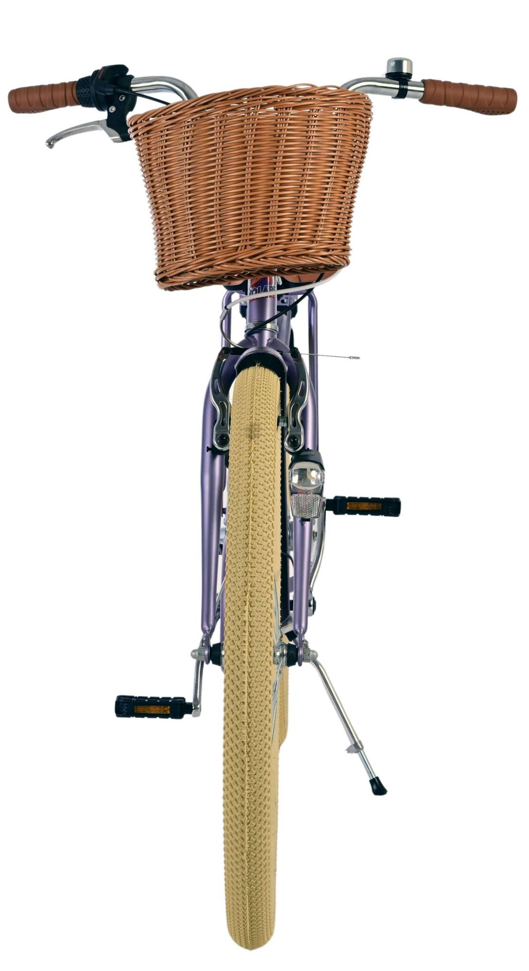 Weißes Fahrrad mit braunem Korb, weißen Reifen und lila Rahmen.