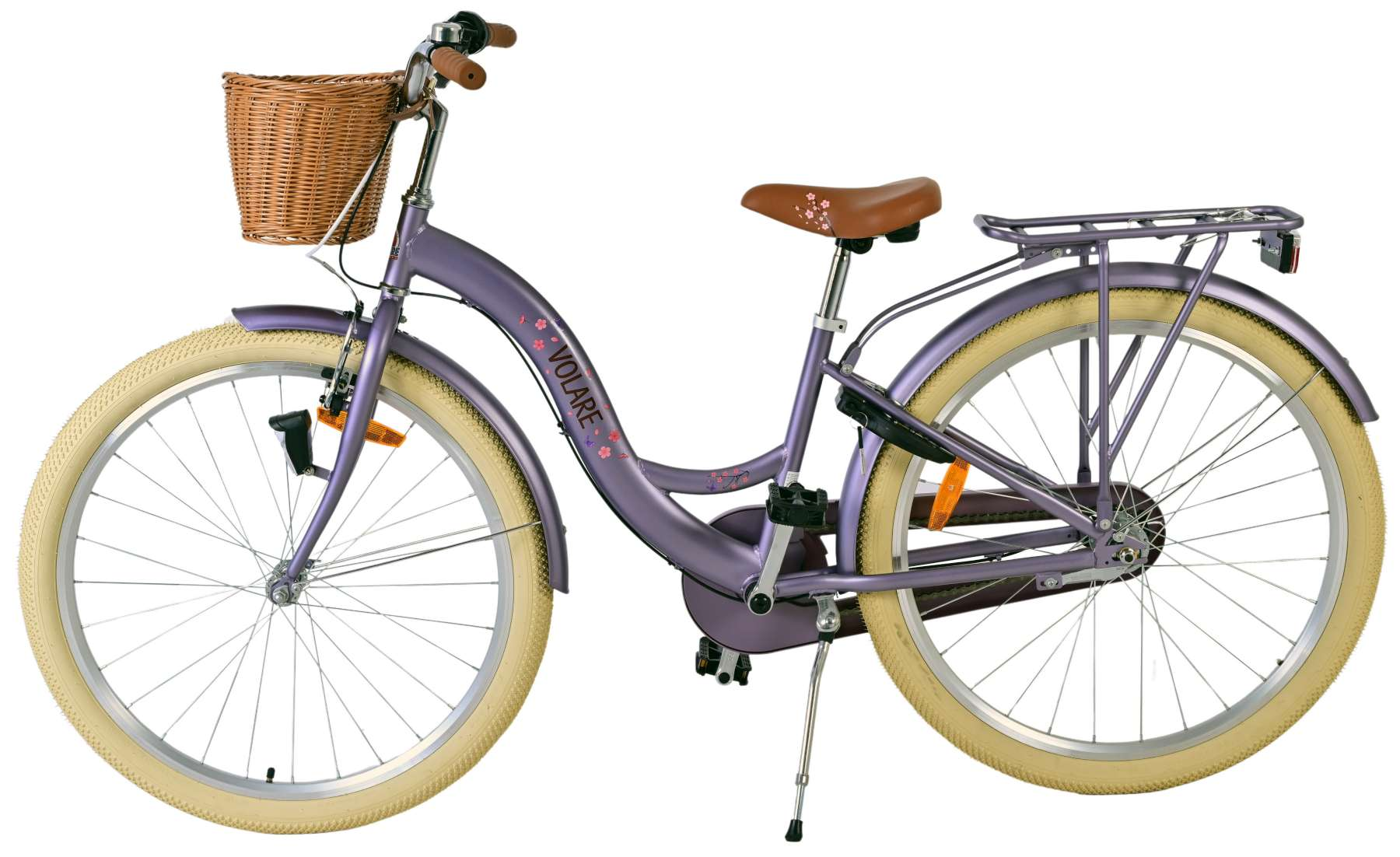 Lila Fahrrad mit Korb, braunem Sitz und beigen Reifen.