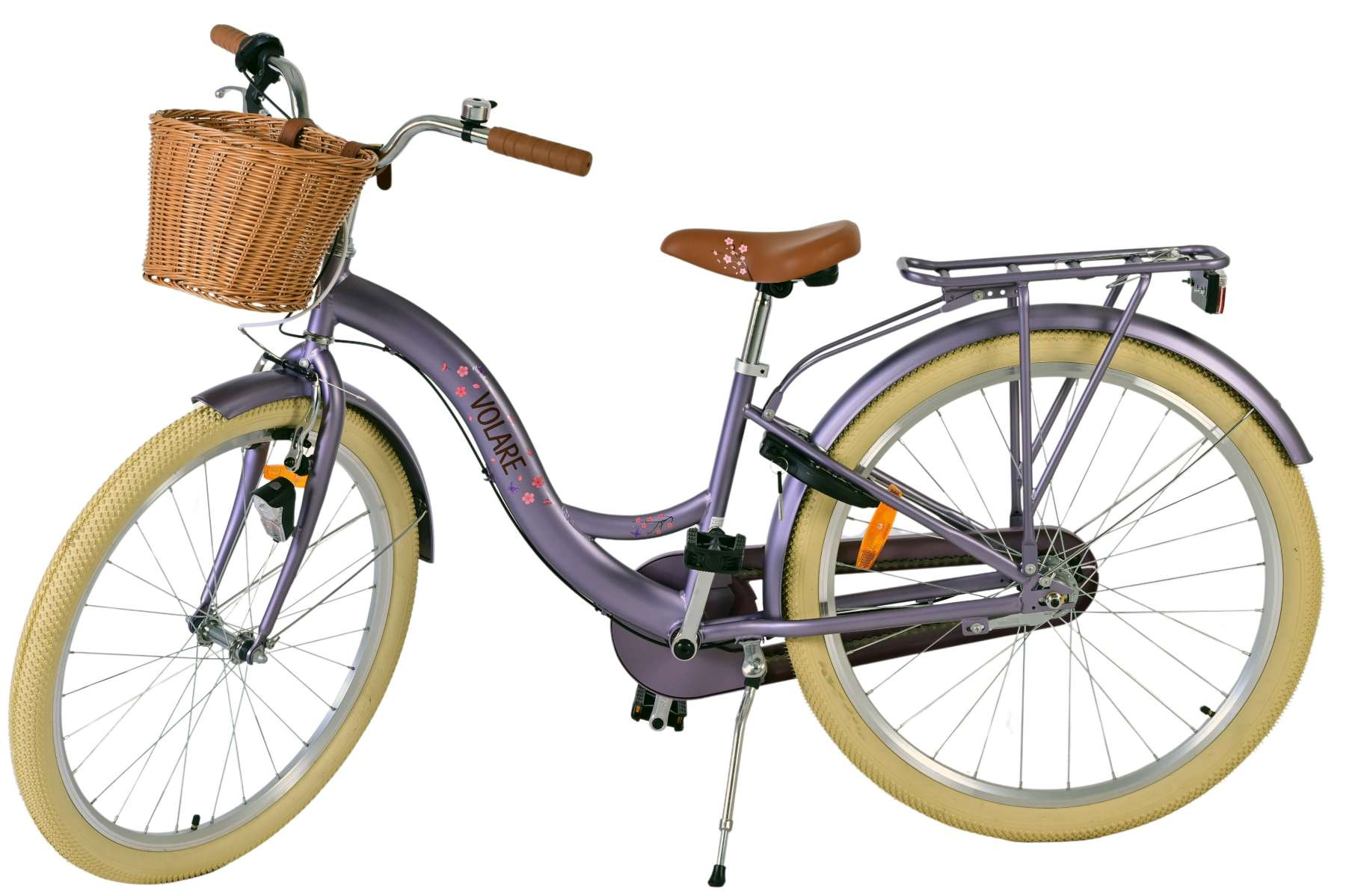 Lila Fahrrad mit Korb. Es hat einen braunen Sitz und passende Lenker.