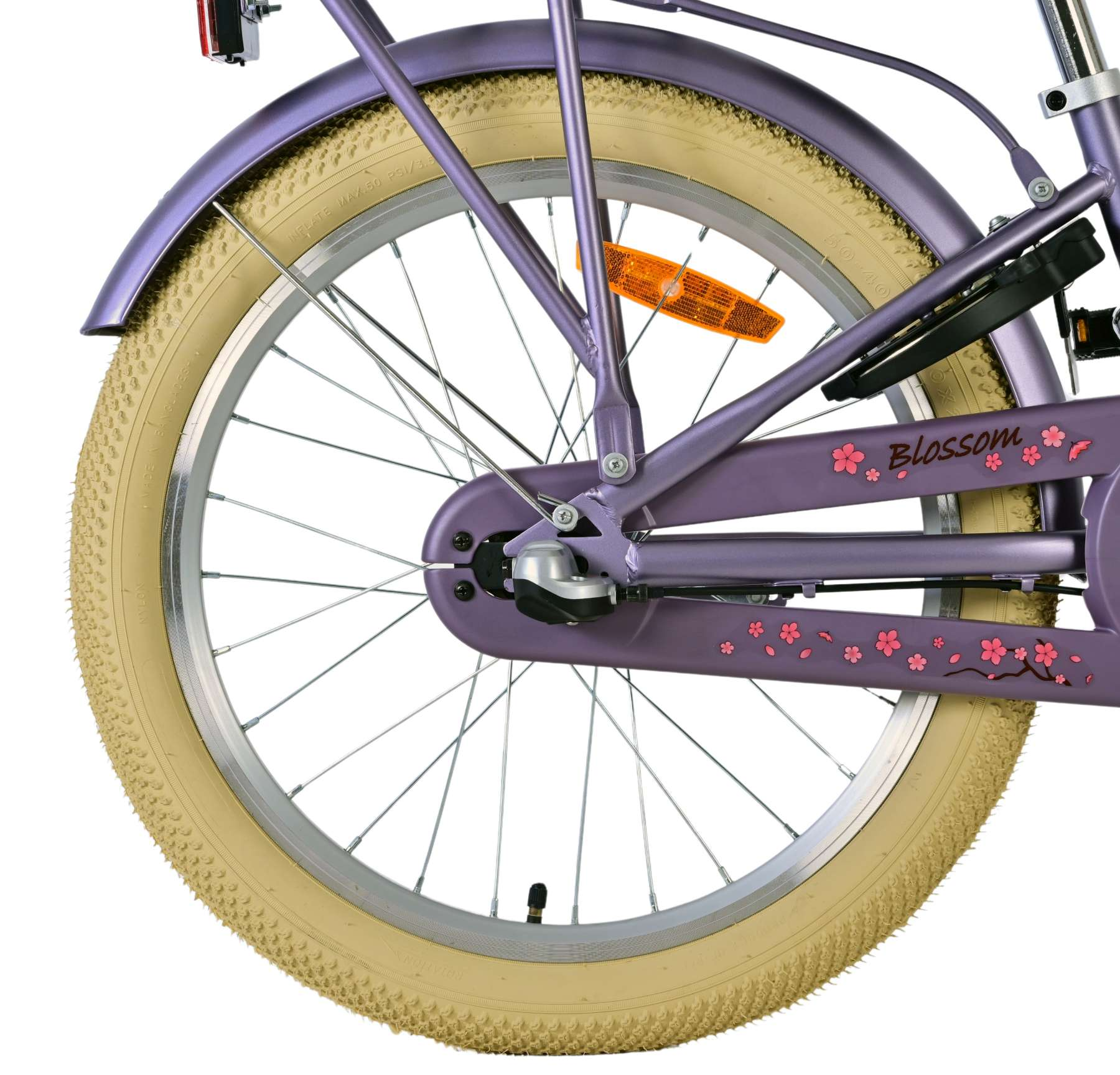 Rueda de bicicleta morada, neumático beige. Detalles florales rosas en guardabarros.