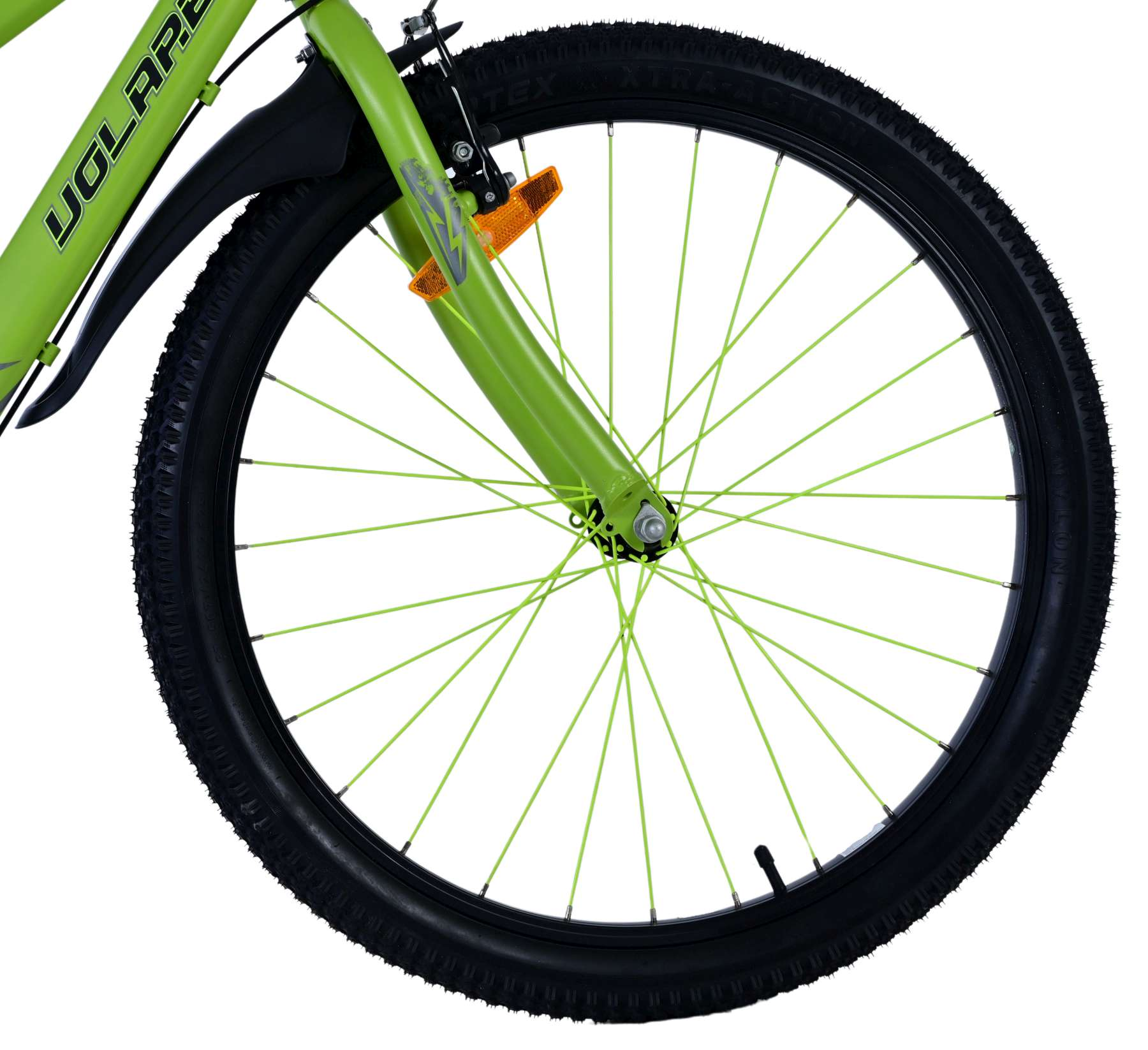 Vorderrad eines grünen Fahrrads. Schwarzer Reifen, grüne Speichen und ein grüner Rahmen.