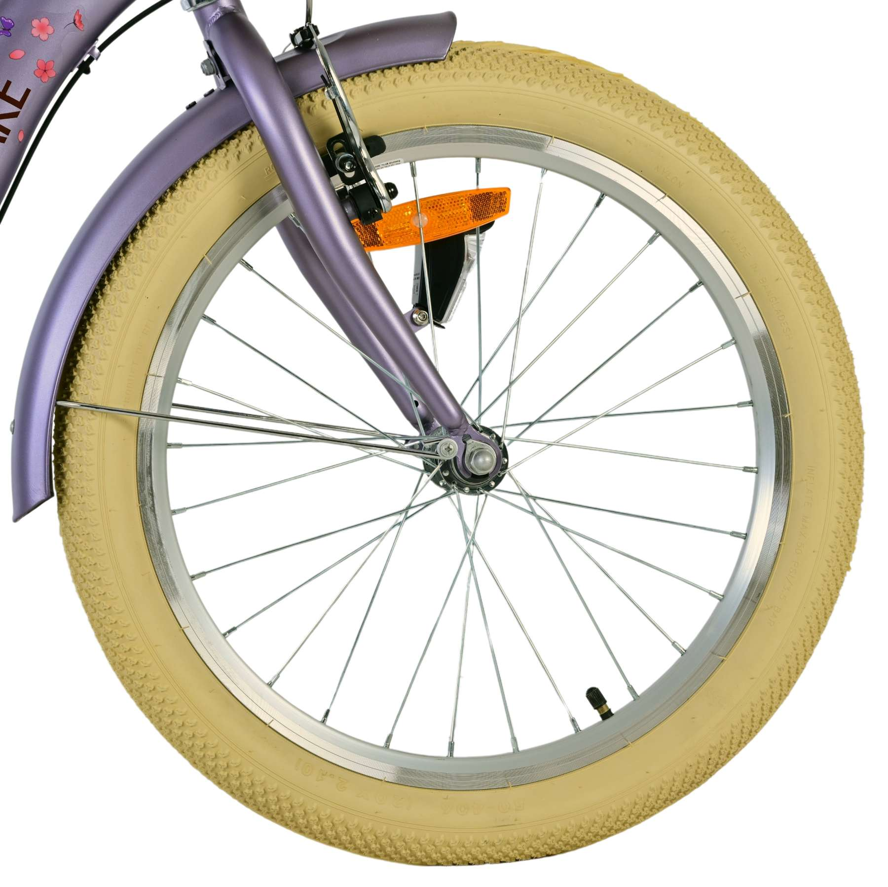 Rueda delantera de una bicicleta morada. Neumático beige, radios plateados y guardabarros morado.