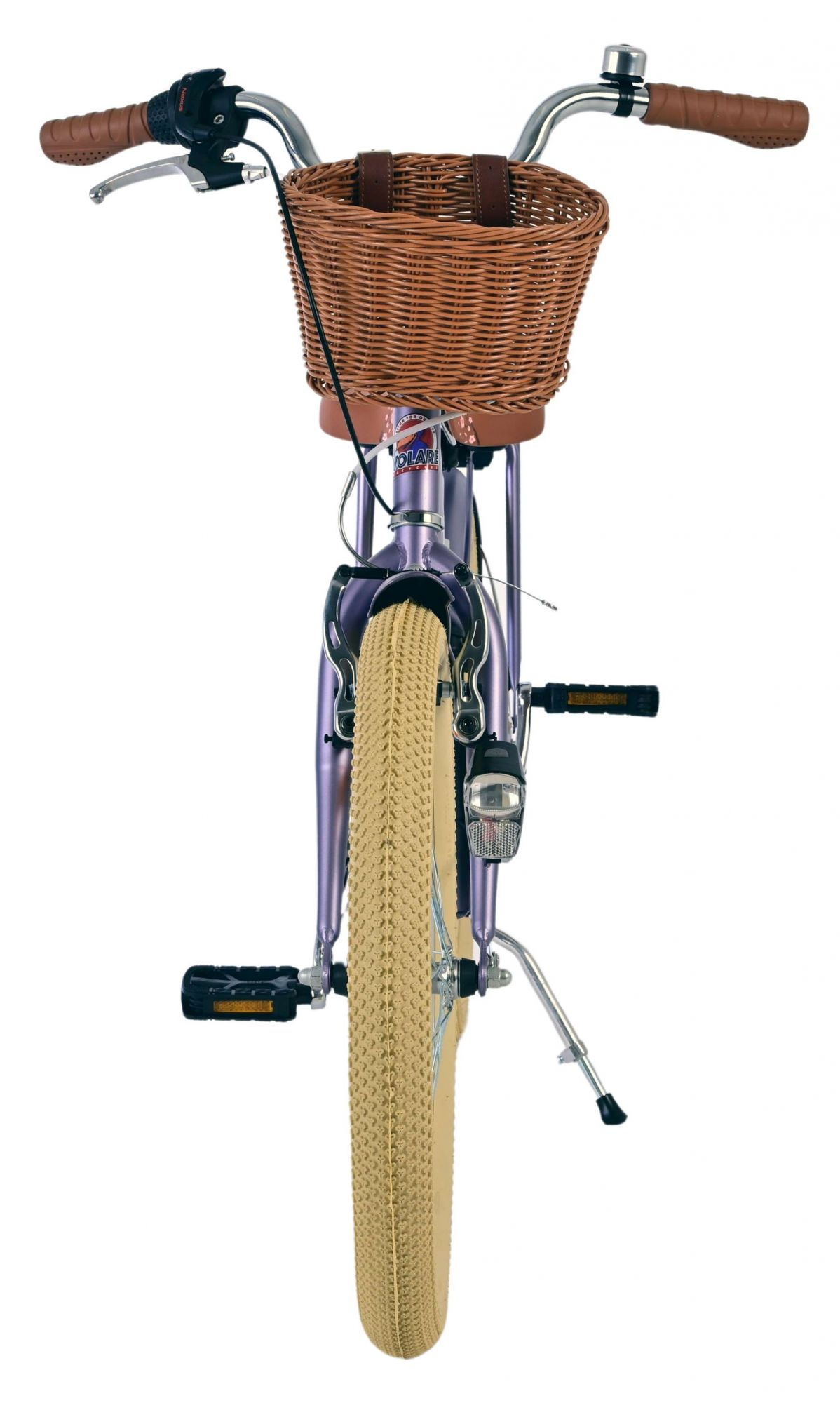 Bicicleta morada vista de frente. Tiene una cesta y un neumático beige. Fondo blanco.