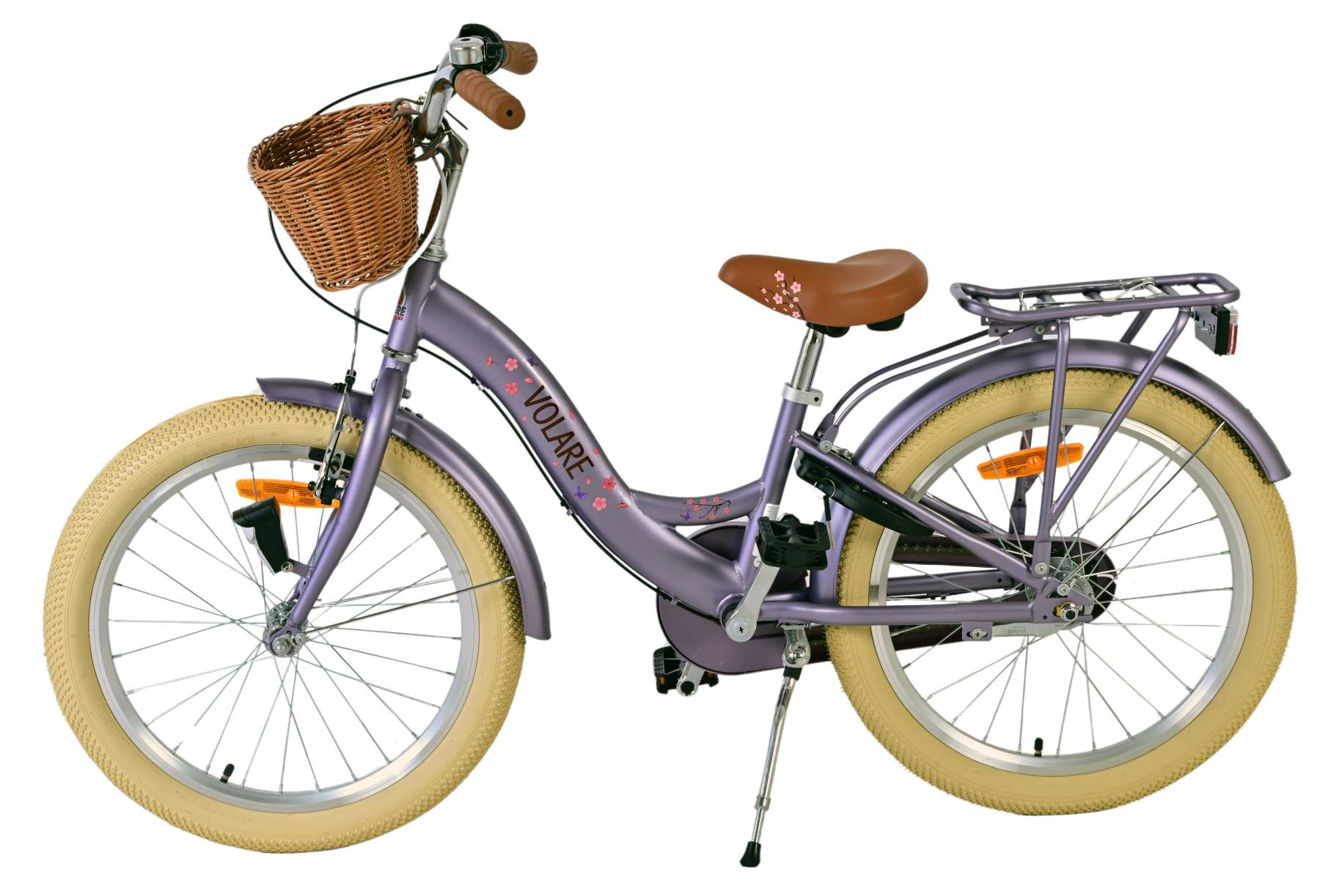 Una bicicleta morada con una cesta sobre fondo blanco.