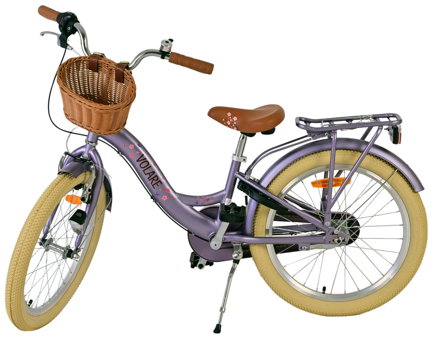 Una bicicleta morada con cesta y asiento marrón. Tiene neumáticos de color canela claro y un portaequipajes en la parte trasera.