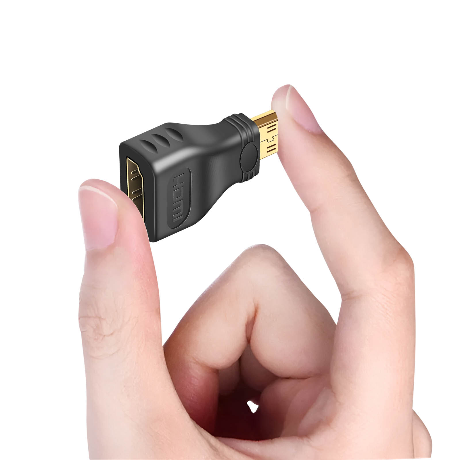Un adattatore HDMI a mini-HDMI nero tenuto tra due dita su sfondo bianco.