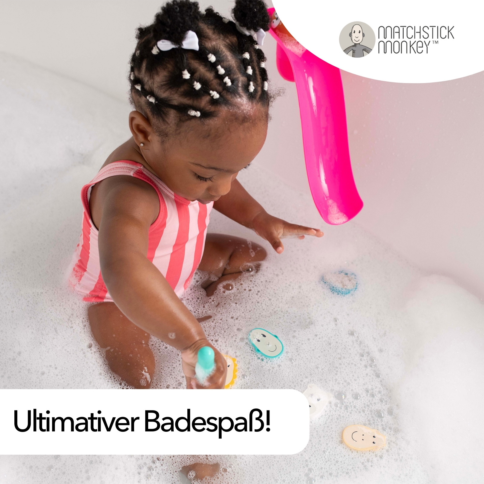 Baby in der Badewanne spielt mit Spielzeug, viele Blasen, rosa Dusche.