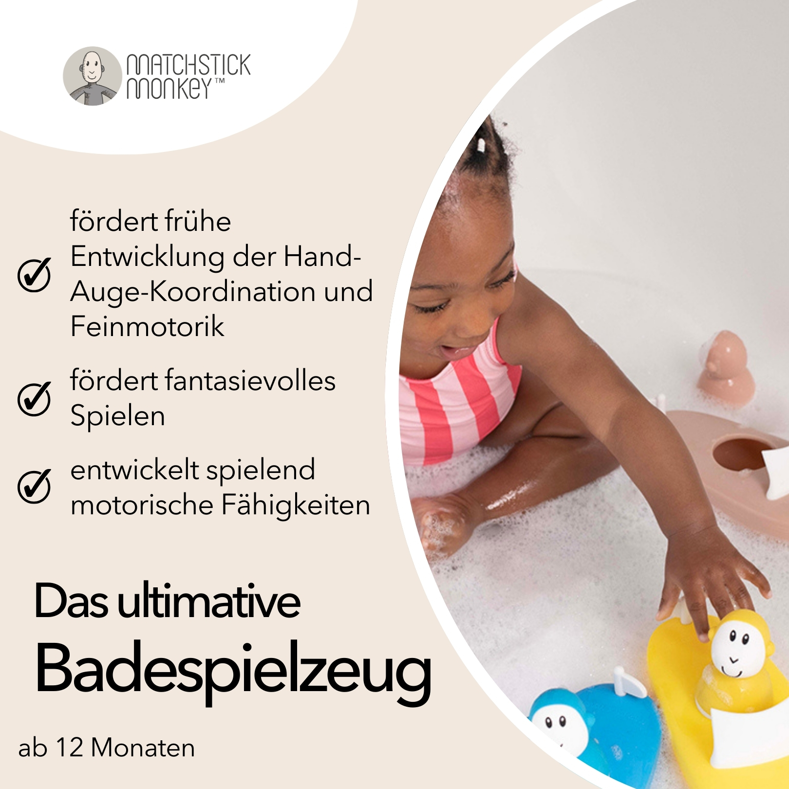 Ein Kind in einer Badewanne spielt mit Spielzeug. Text auf Deutsch.