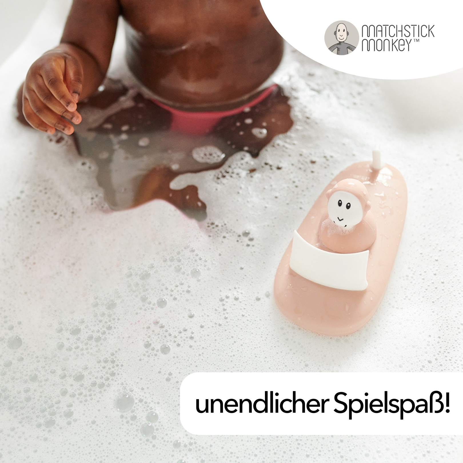 Ein Baby in einer Badewanne mit Seifenblasen, ein rosa Bootspielzeug mit einem Affen darauf. Text lautet: endloser Spaß!