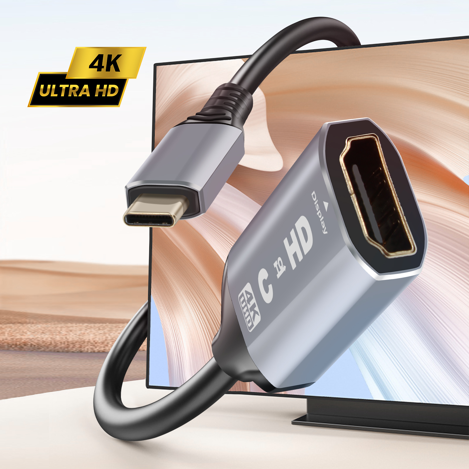 Adattatore USB-C a HDMI con un televisore sullo sfondo.