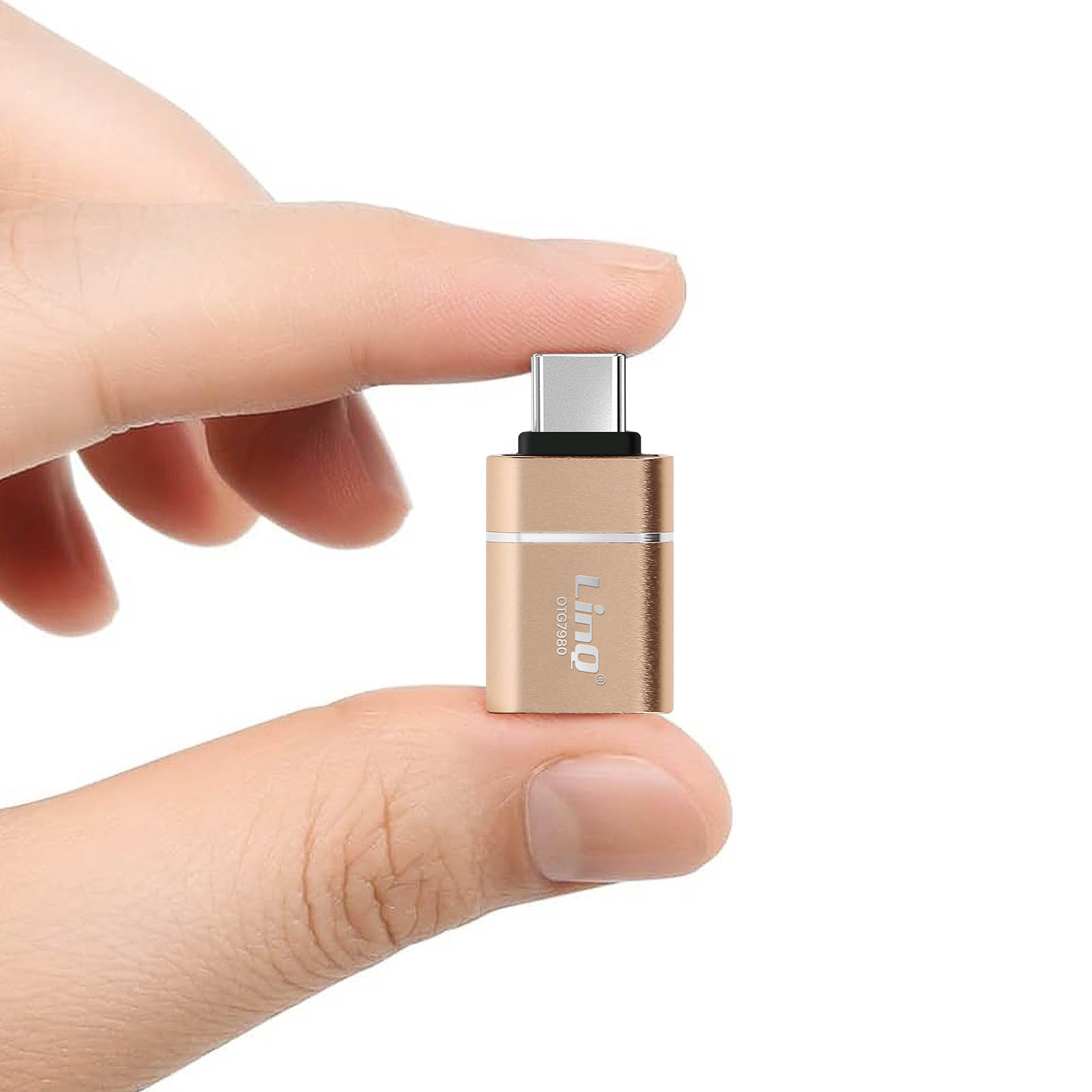 Una mano che tiene un piccolo adattatore USB-C dorato. L'adattatore è collegato a una porta USB-C.