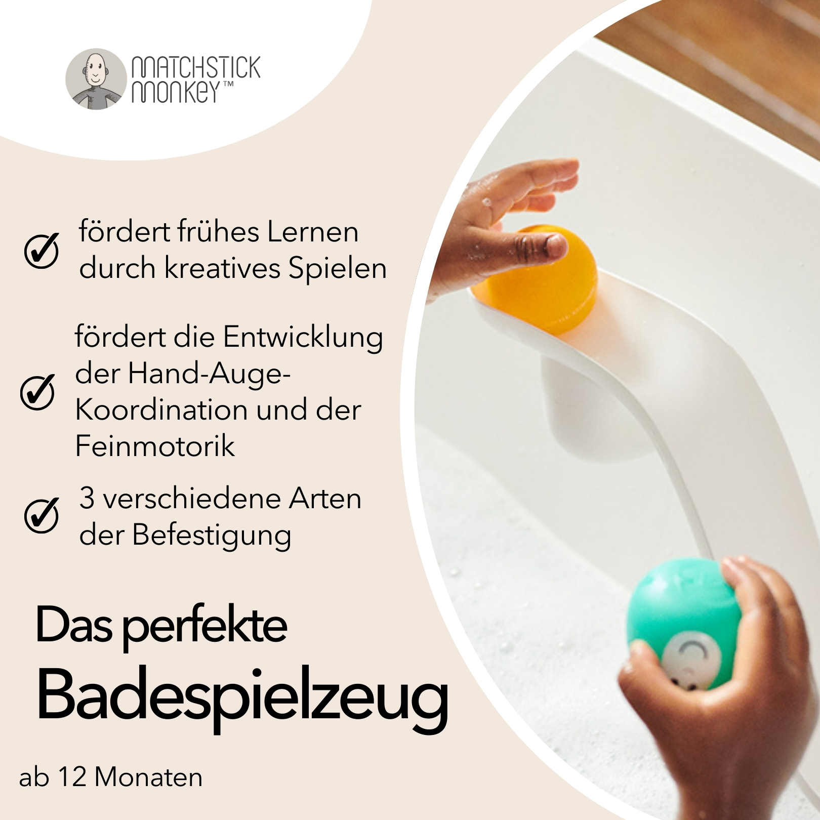 Kinderhände spielen mit Badespielzeug in einer Badewanne, mit Text zum Produkt.
