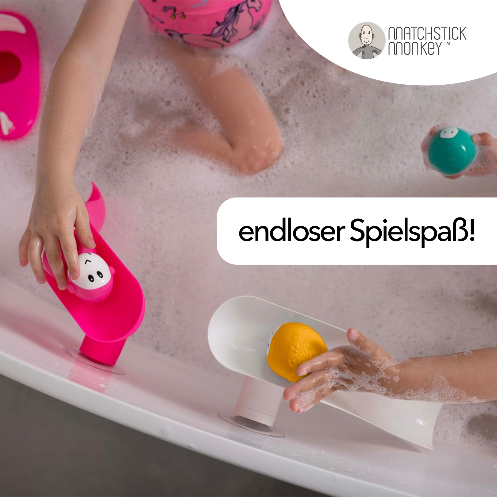 Zwei Kinder spielen mit Badespielzeug in einer Badewanne. Weißer Hintergrund.