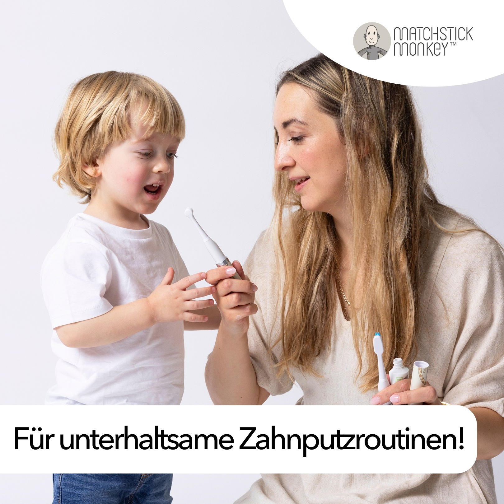 Eine Frau und ein Kind halten Zahnbürsten mit einem Matchstick Monkey-Logo und Text auf weißem Hintergrund.