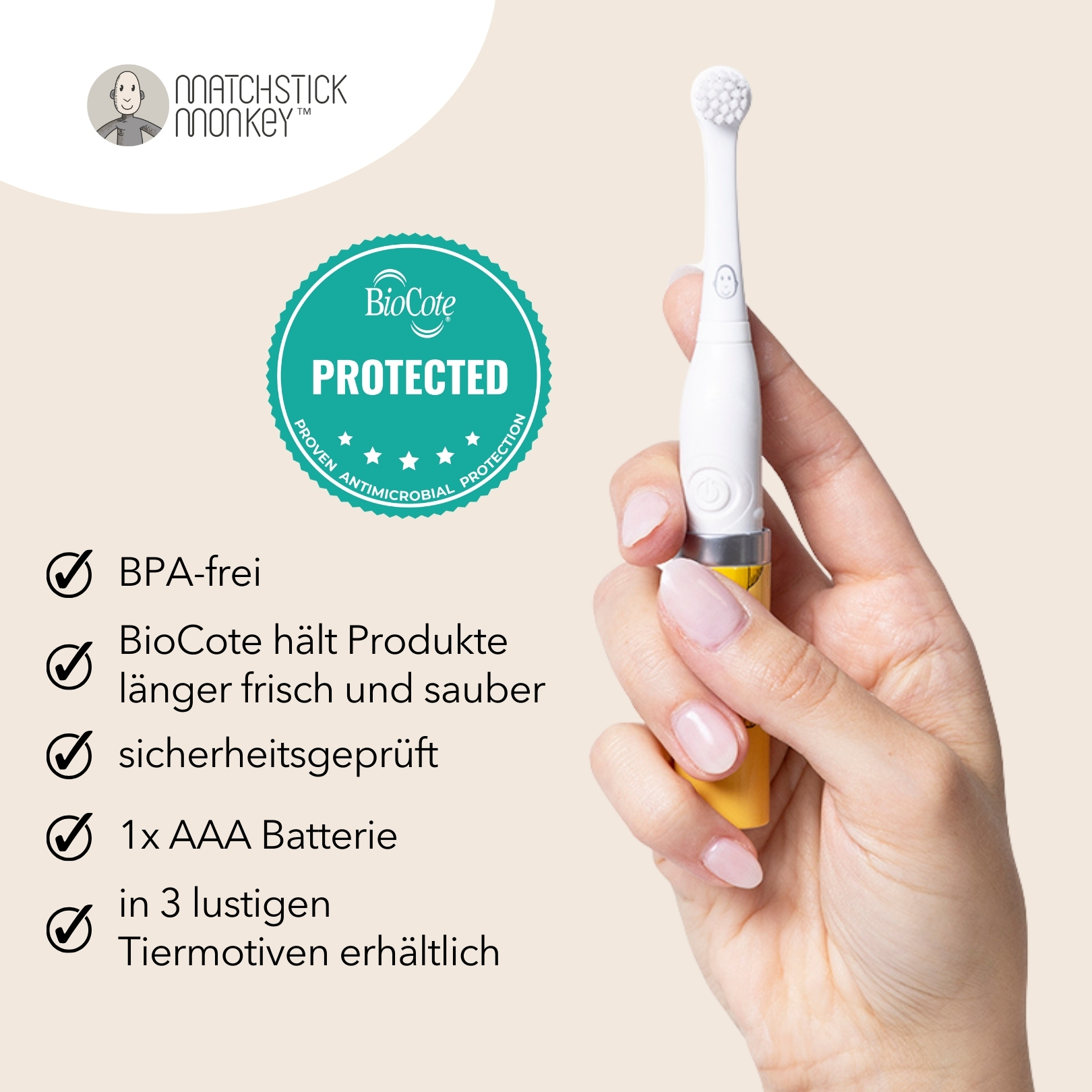 Eine Hand, die eine weiß-gelbe elektrische Zahnbürste hält, mit rundem grünem Etikett und Text, beiger Hintergrund.