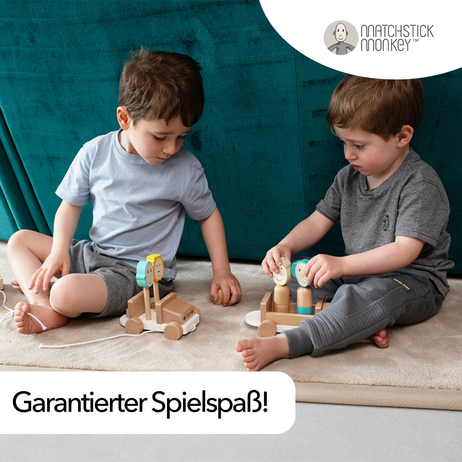 Zwei Kinder spielen mit Holzspielzeug. Die Spielzeuge sind bunt und haben Affengesichter.