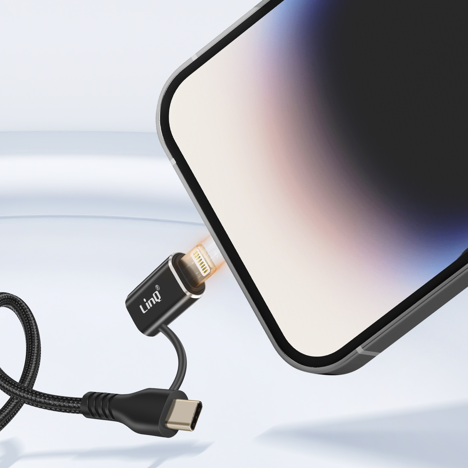 Ein Telefon ist mit einem USB-C-Kabel mit Adapter verbunden, Nahaufnahme.