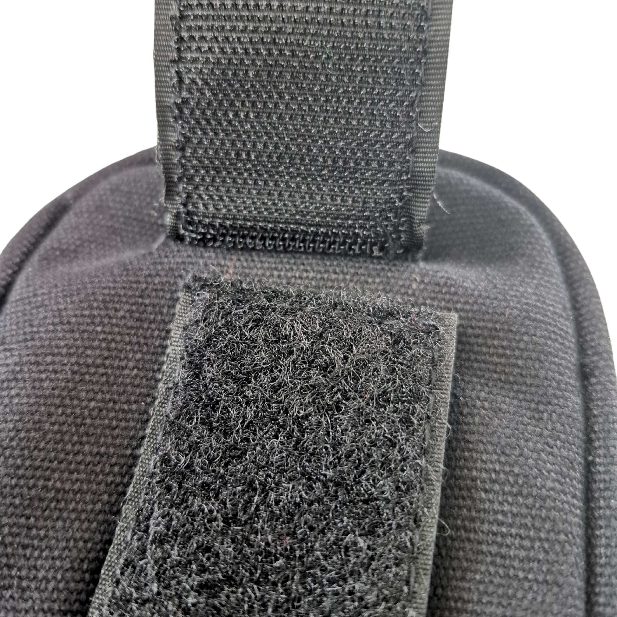 Schwarzer Stoff mit Klettverschluss. Der Patch ist am Hauptstoff befestigt.