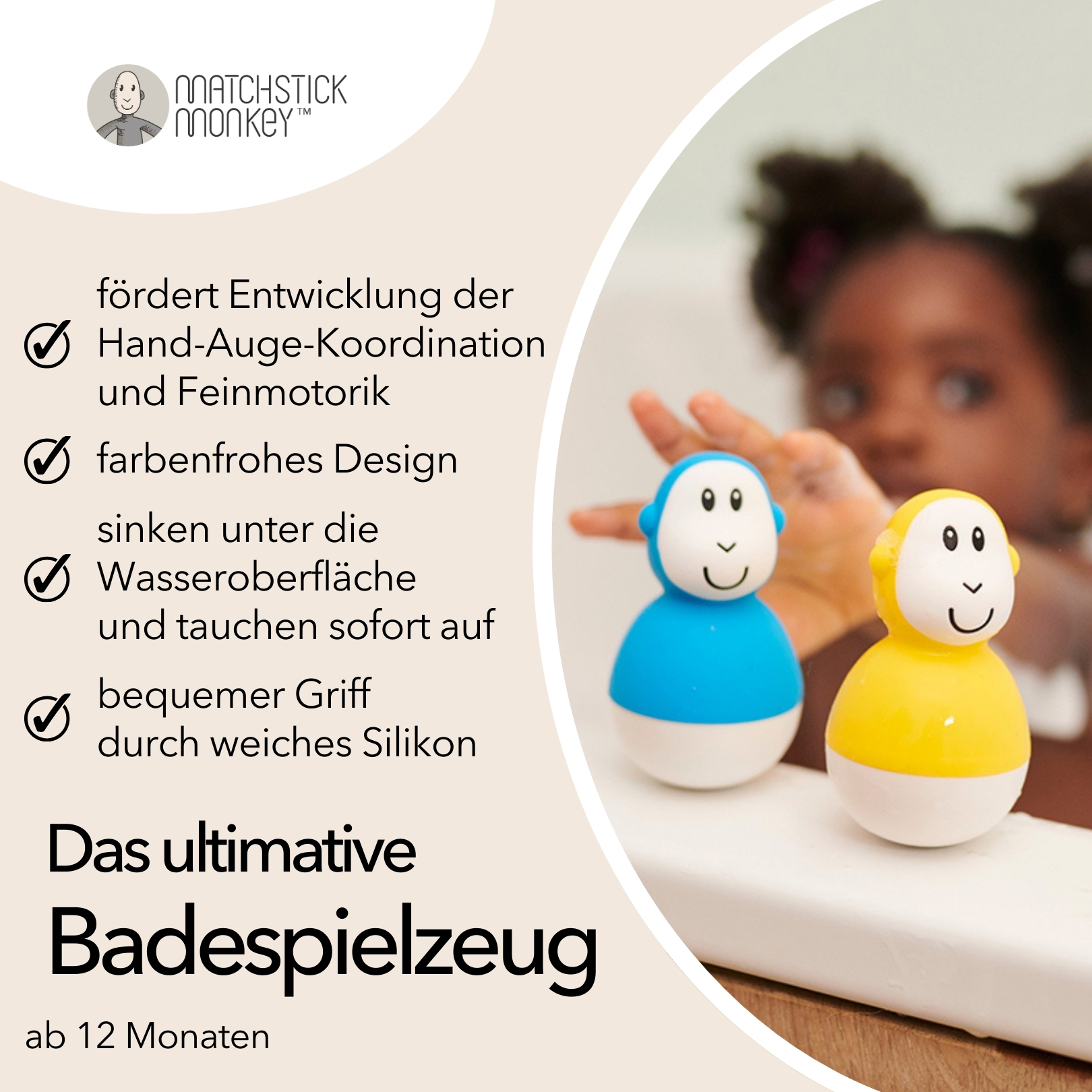 Zwei schwimmende Spielfiguren in Badewanne, Mädchen im Hintergrund. Text über Spielzeug.