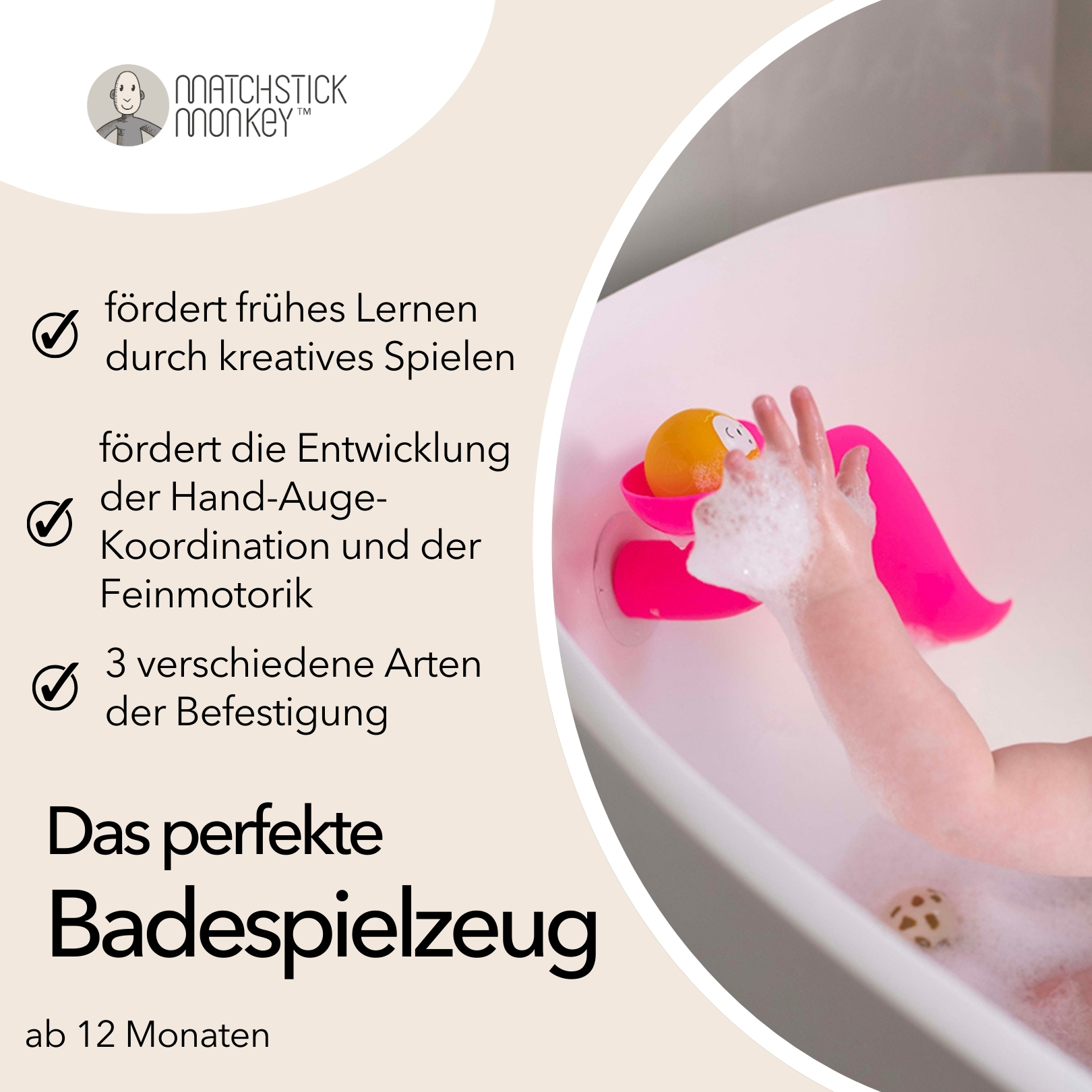Kinderhand in einer Badewanne mit rosa Badespielzeug und Schaum, mit Text links.