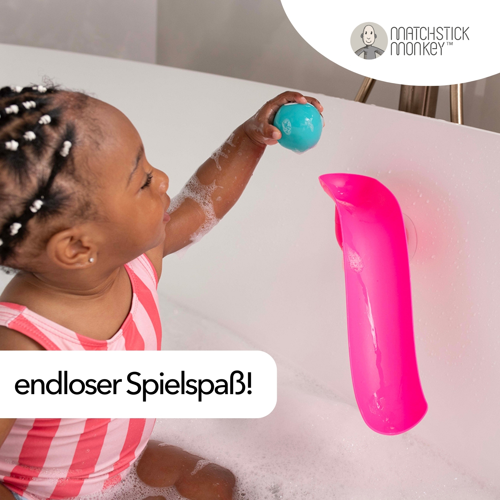 Ein kleines Mädchen in einer Badewanne spielt mit einem Spielzeug. Rosa und blaue Farben.