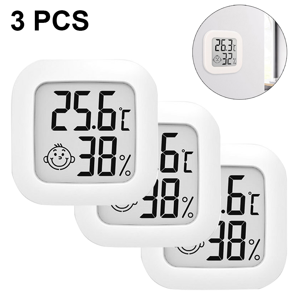 Drei weiße digitale Thermometer. Anzeigen zeigen Temperatur und Luftfeuchtigkeit. Eines an einer Wand.