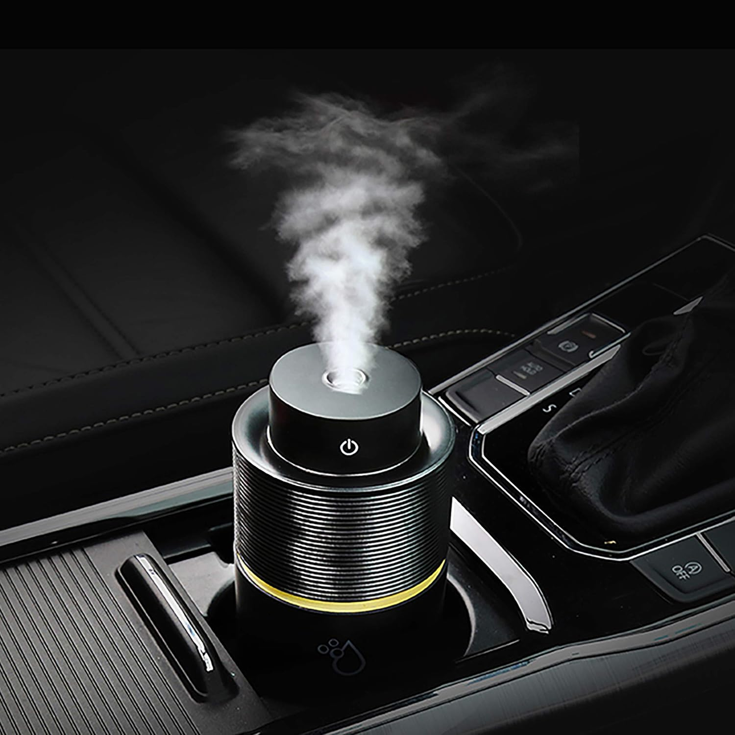 Autoinnenraum mit Aromadiffusor. Schwarz-Silber-Design, mit Rauch, der aus der Oberseite austritt.