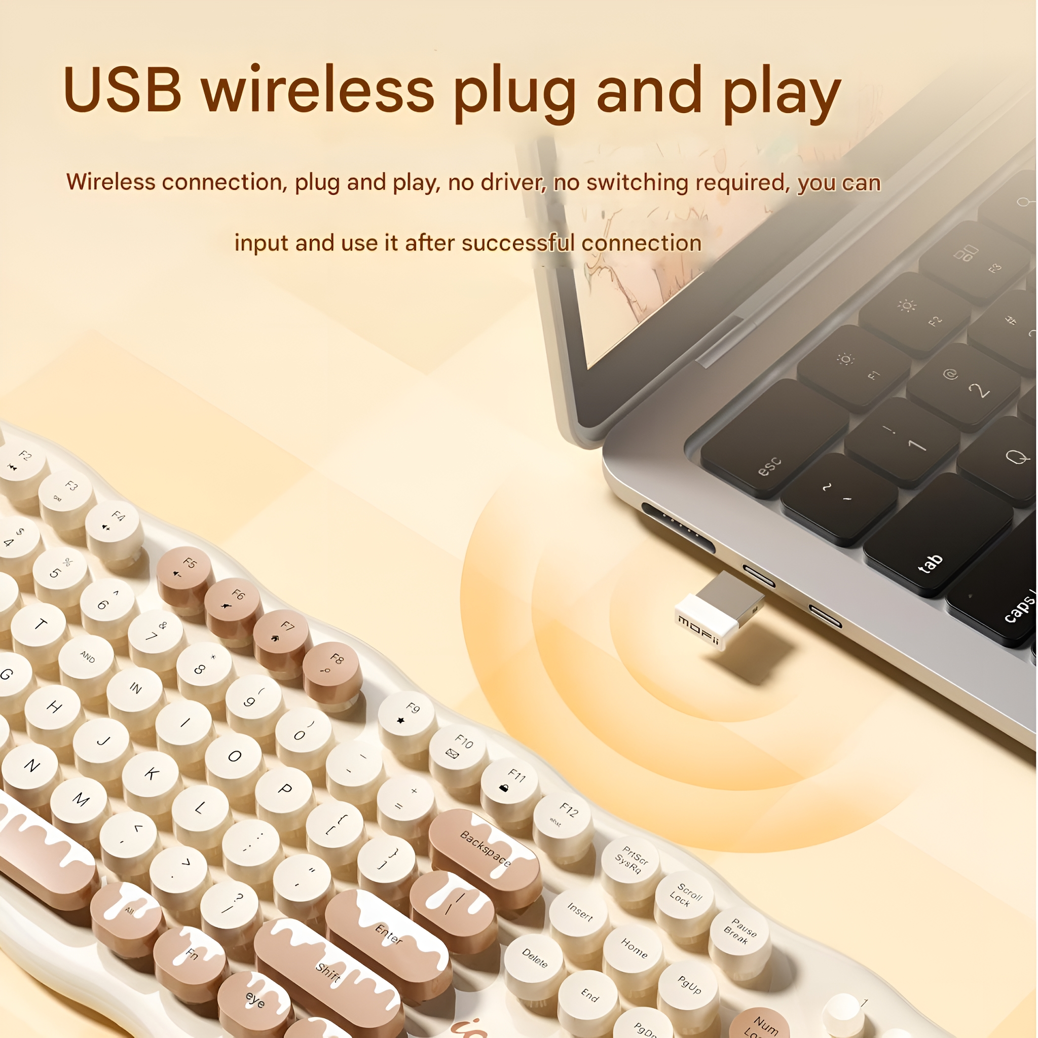 Eine kabellose Tastatur mit beigen und braunen Tasten und ein Laptop mit USB-Empfänger. Der Hintergrund ist unscharf.