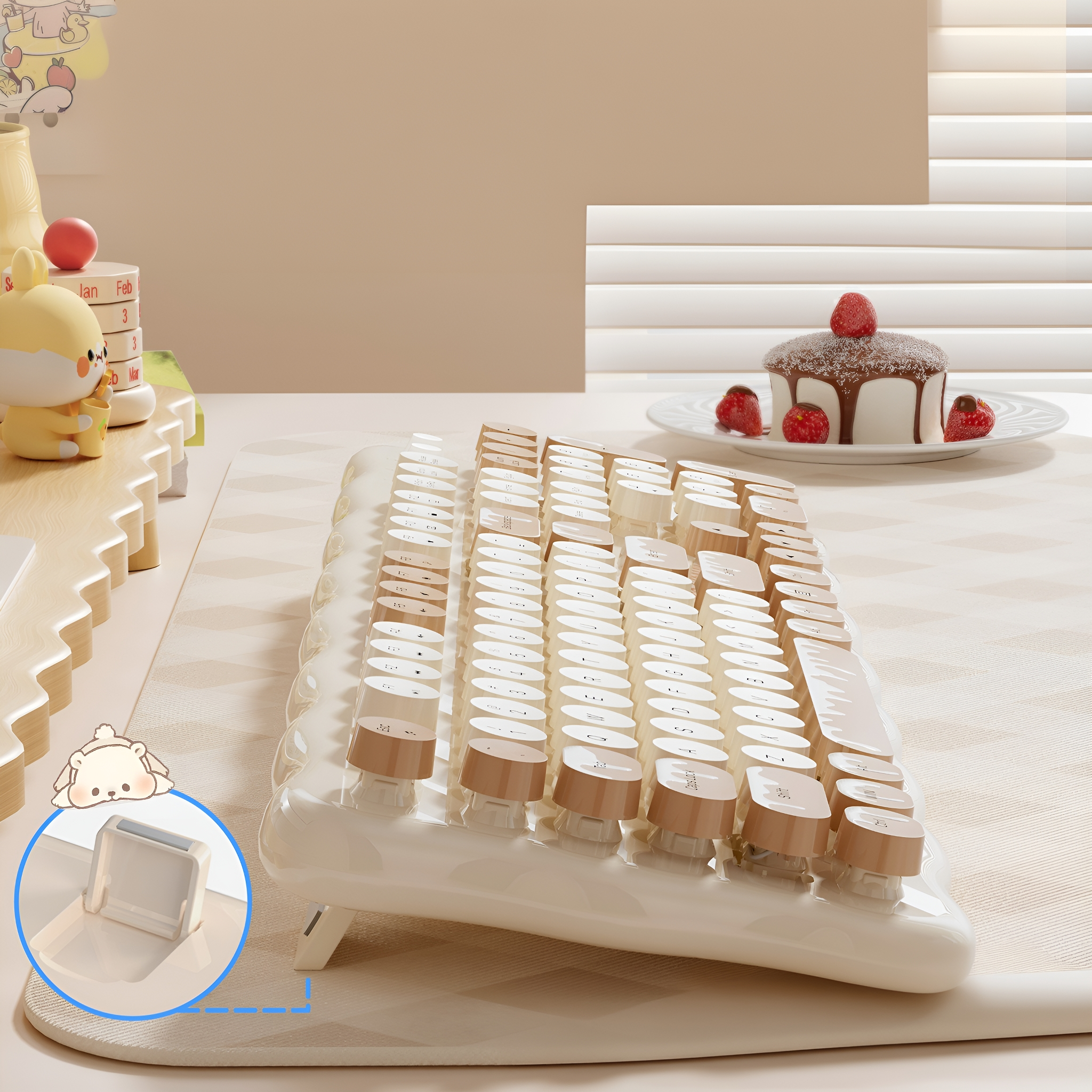 Tastatur im Retro-Stil und Dekorationen. Kleiner Kuchen mit Erdbeeren. Beiger Hintergrund.