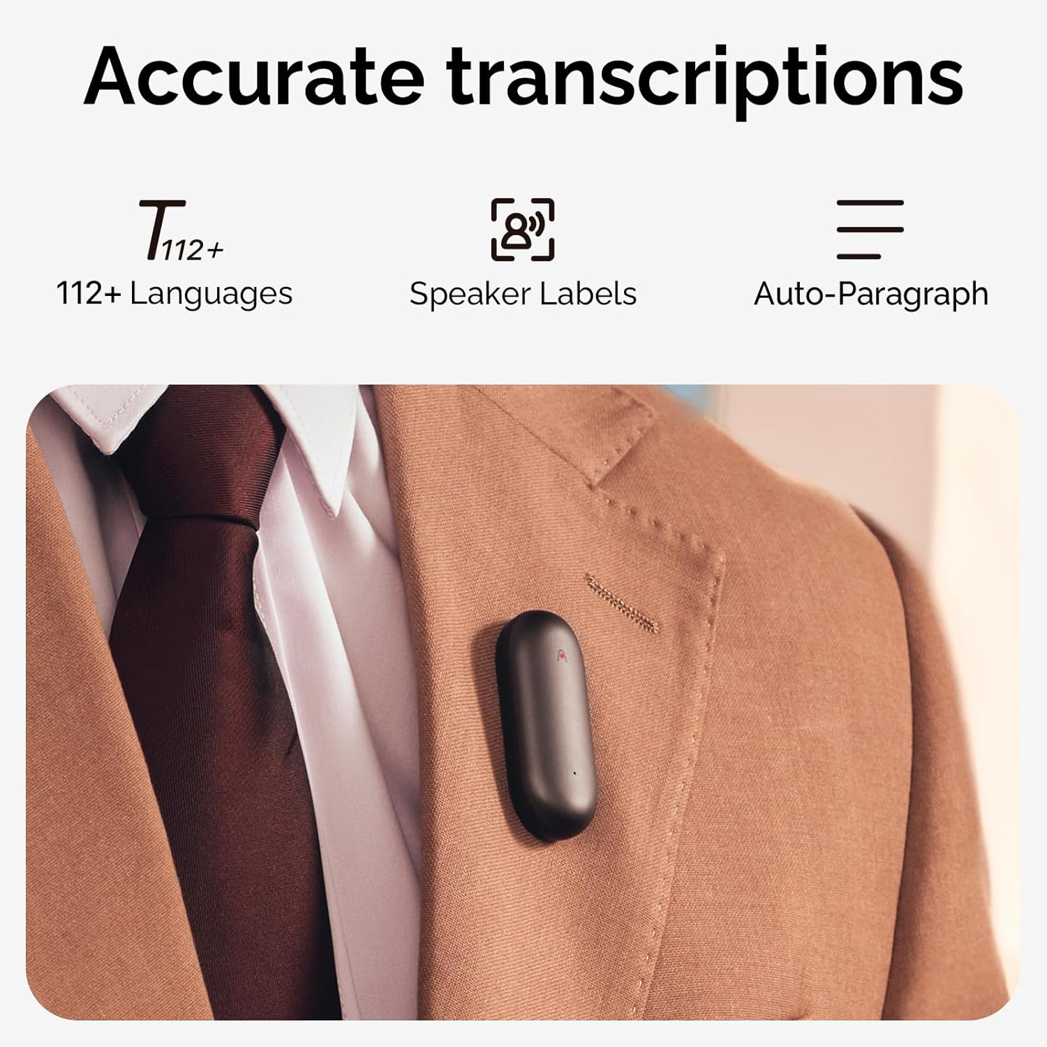 Mężczyzna w marynarce z przypiętym do niej małym mikrofonem.