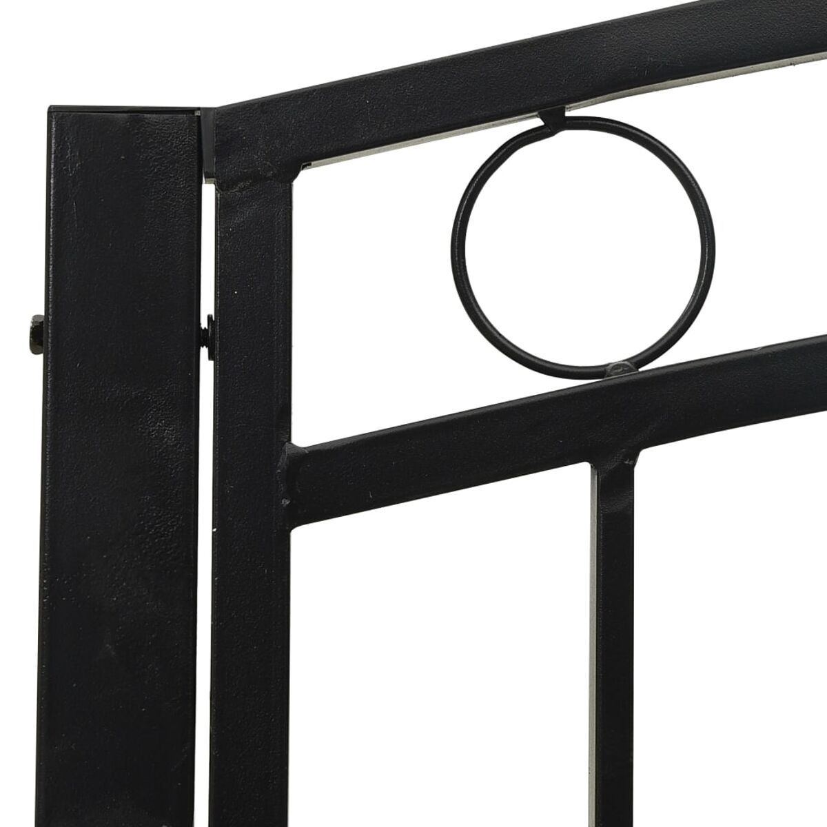 Primo piano di una sezione di cancello in metallo nero. Un design a cerchio e barre verticali sono visibili.