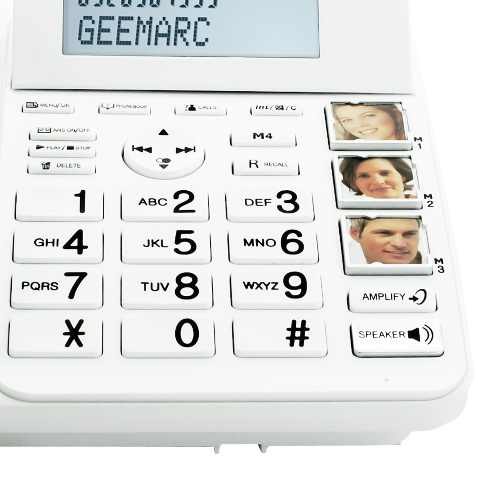 Un telefono bianco con pulsanti grandi. Tre foto di persone a destra.