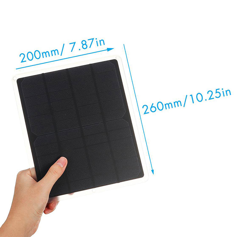 Solarpanel wird von einer Hand gehalten. Zeigt Abmessungen.