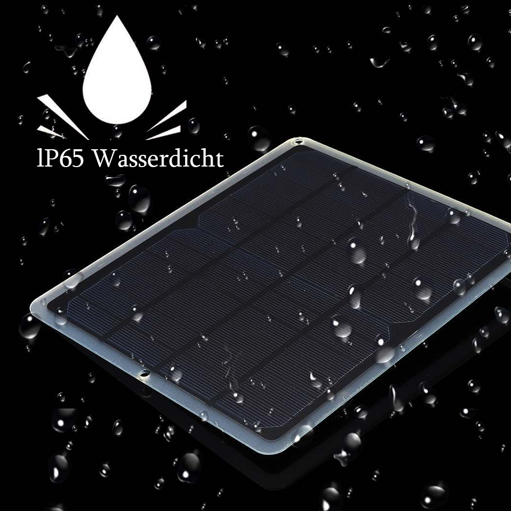 Ein schwarzes Solarpanel mit dem Text 'IP65 Wasserdicht' und Wassertropfen auf schwarzem Hintergrund.