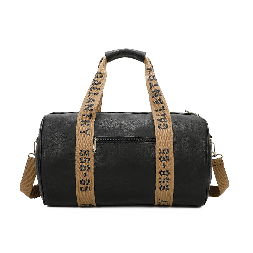 Schwarze Reisetasche mit braunen Riemen und weißem Text.
