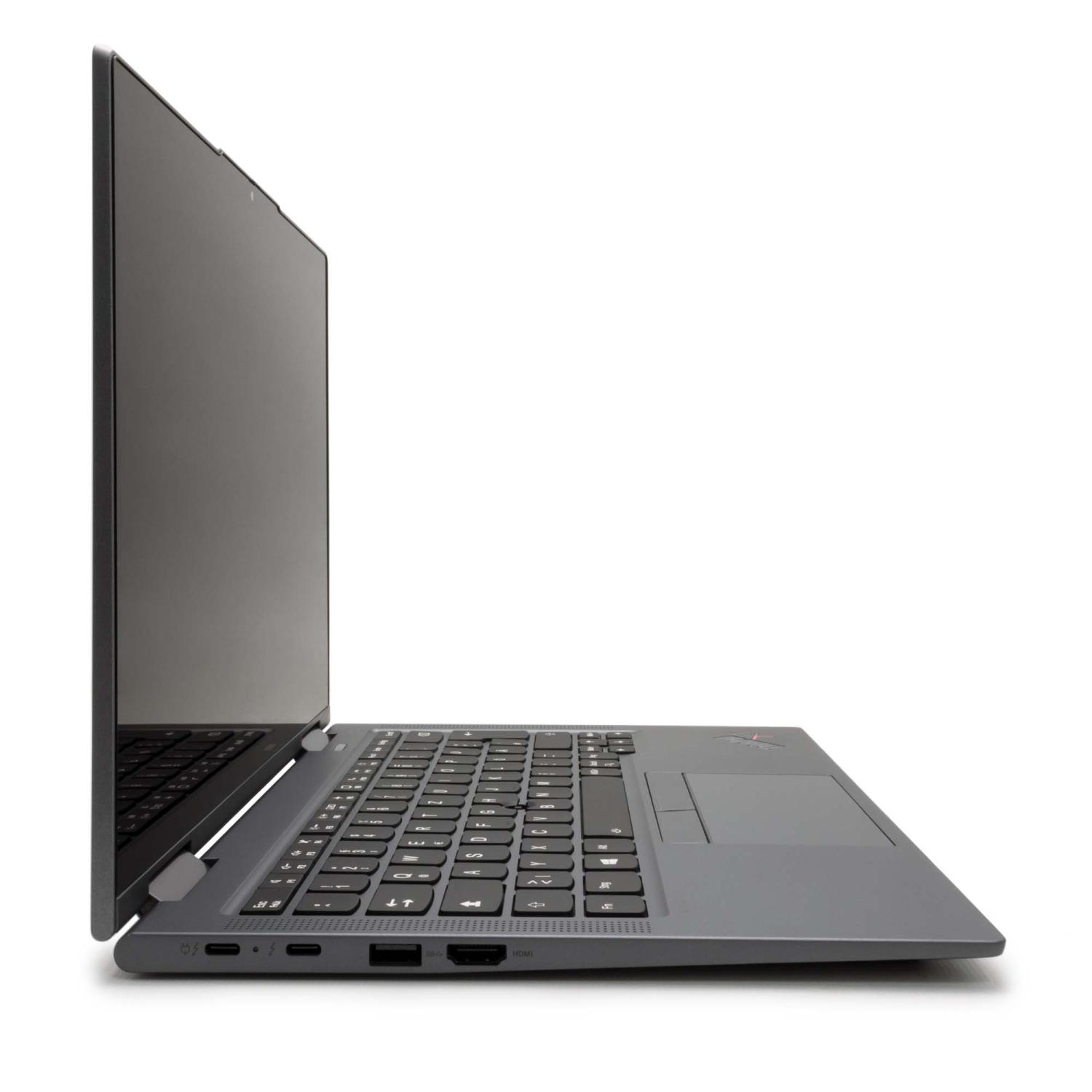 Laptop-Seitenansicht mit offenem Bildschirm, Tastatur und Trackpad auf Weiß.