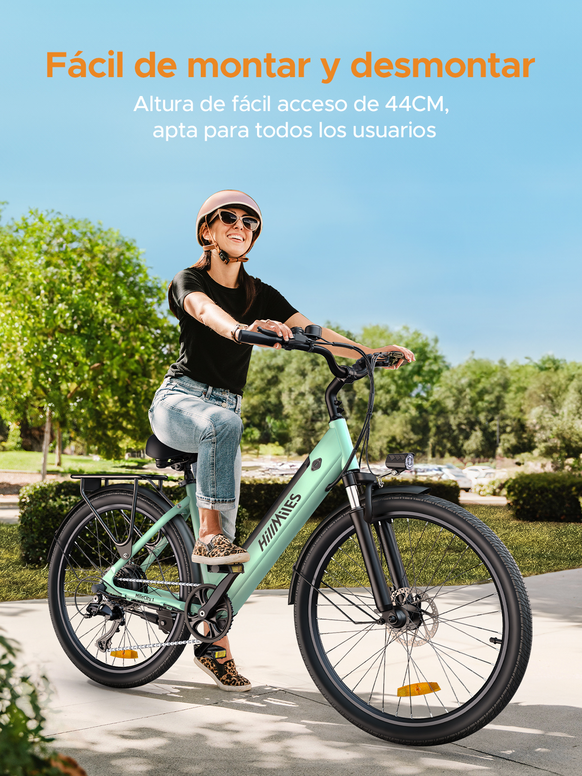 Mujer montando una bicicleta verde en un día soleado. Cielo azul de fondo.