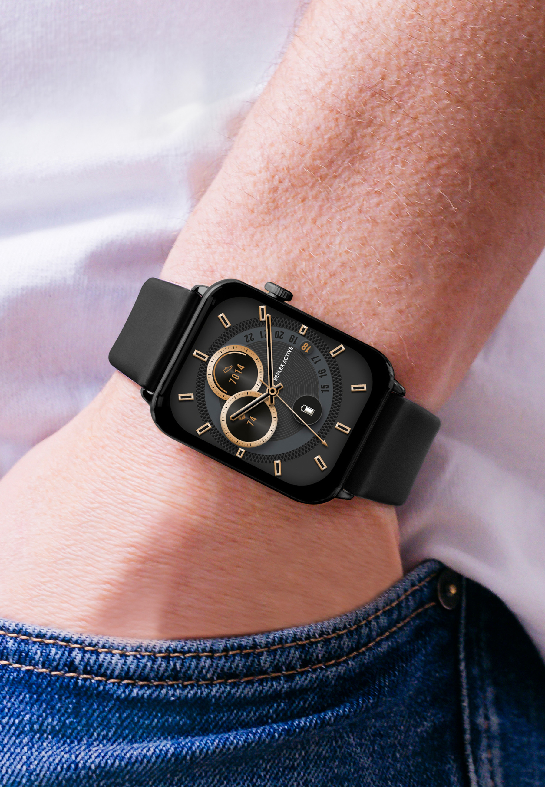 Montre connectée noire au poignet. L'écran affiche l'heure et les données. Fond en jean.