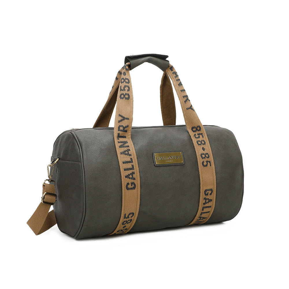 Eine dunkelgraue Reisetasche mit braunen Trägern und braunem Text. Ein Etikett mit der Aufschrift "GALLANTRY" ist sichtbar.