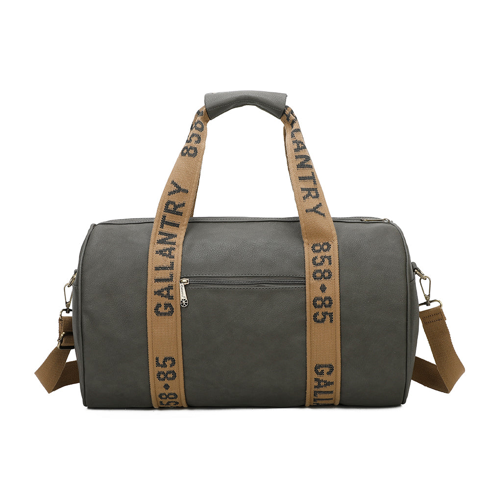 Graue Reisetasche mit braunen Riemen und weißem Text.
