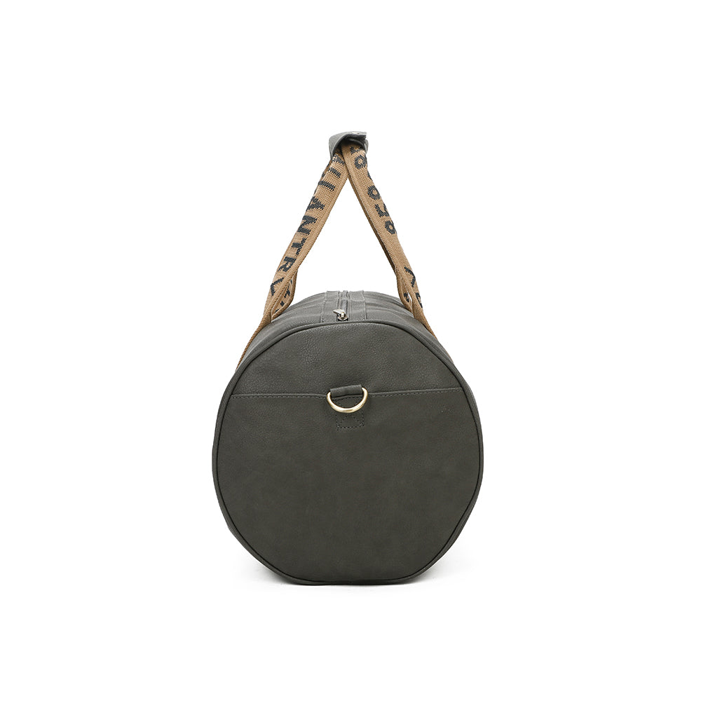 Eine dunkelgraue Reisetasche mit braunem Riemen. Die Tasche ist zylindrisch und der Hintergrund ist weiß.