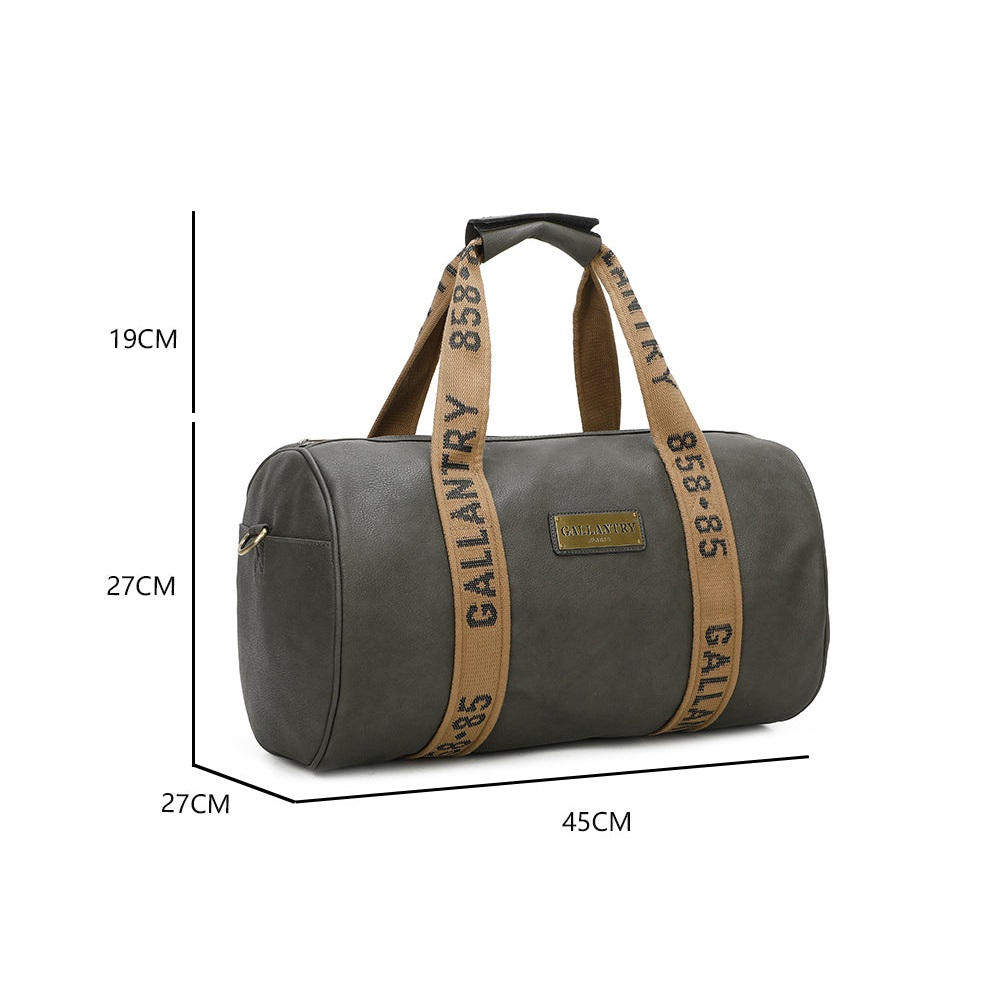 Dunkelgraue Reisetasche mit braunen Trägern. Misst 45x27x27cm, mit "GALLANTRY"-Logo.