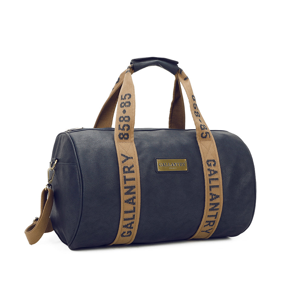 Eine schwarze Reisetasche mit Griffen und Schulterriemen. Die Tasche hat Text auf den Riemen.